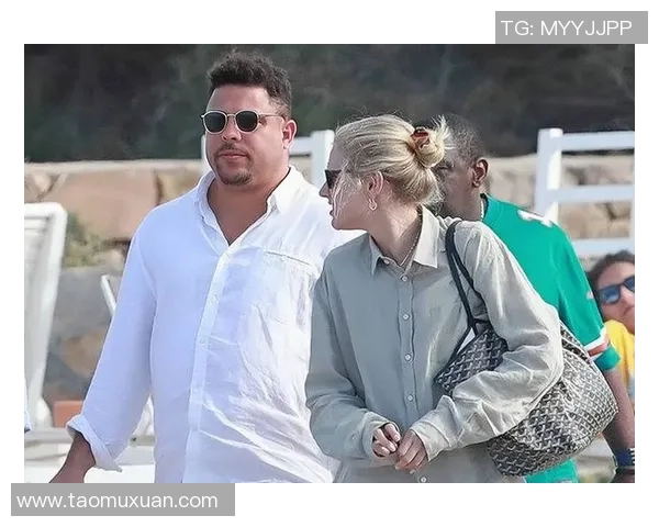 足球巨星女友罕见近照曝光惊艳亮相引发球迷热议